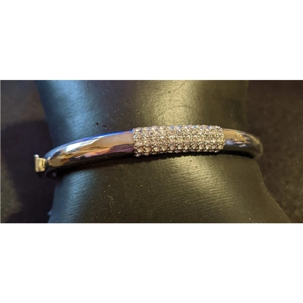NWT VINCE CAMUTO CLEAR SIZE CRYSTAL LOCKING BANGLE BRACELET SILVER TONE - Picture 5 of 8